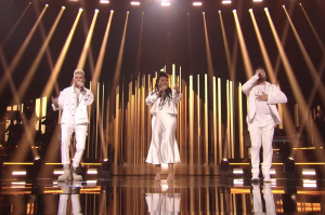 'American Idol' alums pay tribute to Mandisa with performance of 'Shackles': 'Heaven's gain'