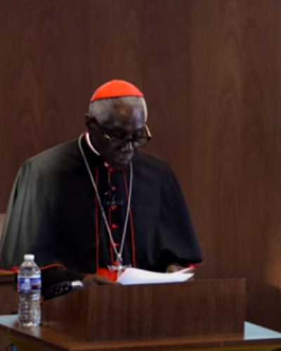 O Cardeal Robert Sarah discursa na Universidade Católica da América em Washington, DC, em 13 de junho de 2024. 