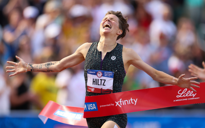 Nikki Hiltz réagit en franchissant la ligne d'arrivée pour remporter la finale du 1 500 mètres féminin le dixième jour des essais d'athlétisme de l'équipe olympique américaine 2024 à Hayward Field le 30 juin 2024 à Eugene, Oregon.