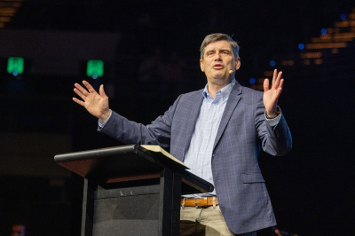 "As pessoas têm dinheiro, títulos, diplomas, posses, mas espiritualmente estão vagando", disse Graham. "Você pode estar procurando e vagando. Esta noite Deus quer que você volte para casa para Ele".