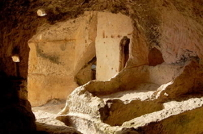 Wikimedia Commons/Iapmetoj https://commons.wikimedia.org/wiki/File:Cueva-iglesia_de_Santorkaria_250_px.jpg