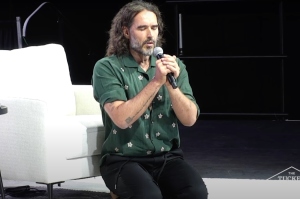 Russell Brand kneels in prayer at Tucker Carlson event, prays against 'demonic forces'