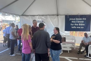 Baptists evangelize at Mississippi State Fair, 373 fairgoers make decisions for Christ 