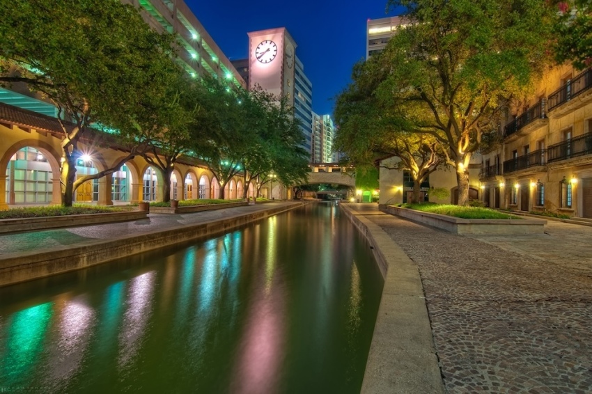 Las Colinas in Irving, Texas, has Italian-inspired canals.