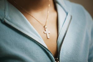 Pastor lauds students fighting cross necklace ban as Christian symbol deemed ‘offensive’