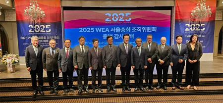 The Korean Organizing Committee and WEA officials are taking a commemorative photo.
