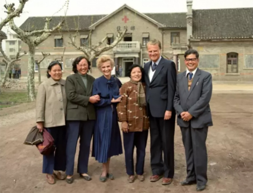 Billy Graham and Ruth Bell Graham visited Ruth's birthplace in Huaiyin, Jiangsu, in April 1988.