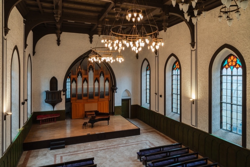 The interior of the Church of the Savior, a 19th century Lutheran church that today hosts assorted Protestant congregations. 