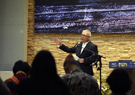 Bambang Budijanto, general secretary of the Asia Evangelical Alliance, leads a closing prayer at the Asia Evangelical Leadership Forum in Seoul, committing participants to a renewed focus on disciple-making across Asia. 