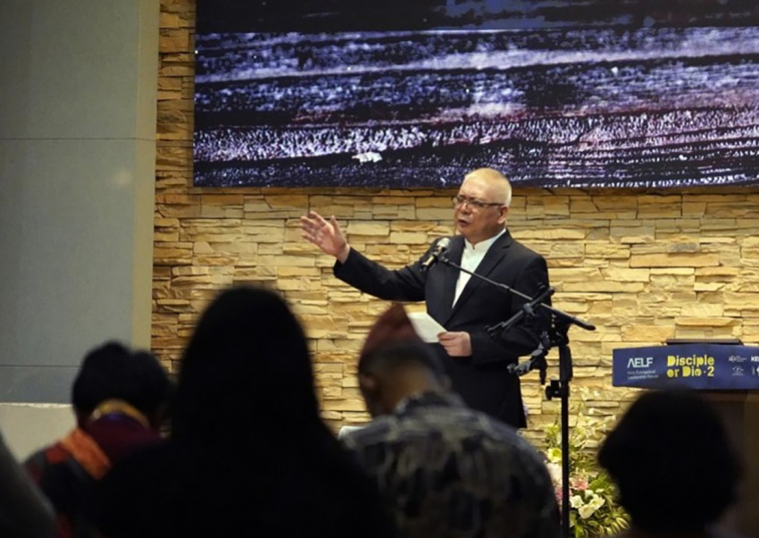 Bambang Budijanto, general secretary of the Asia Evangelical Alliance, leads a closing prayer at the Asia Evangelical Leadership Forum in Seoul, committing participants to a renewed focus on disciple-making across Asia. 