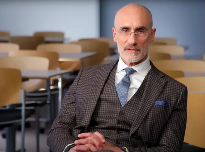 Harvard professor Arthur C. Brooks explains in a Harvard Business Review video why boredom is essential for reflecting on life.
