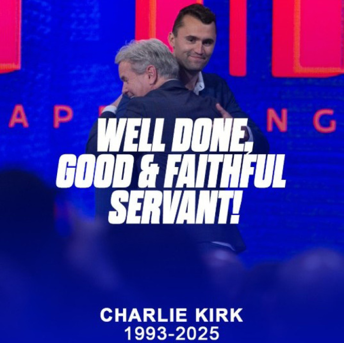O pastor Jack Hibbs, da Calvary Chapel Chino Hills, abraça Charlie Kirk, fundador da Turning Point USA. 