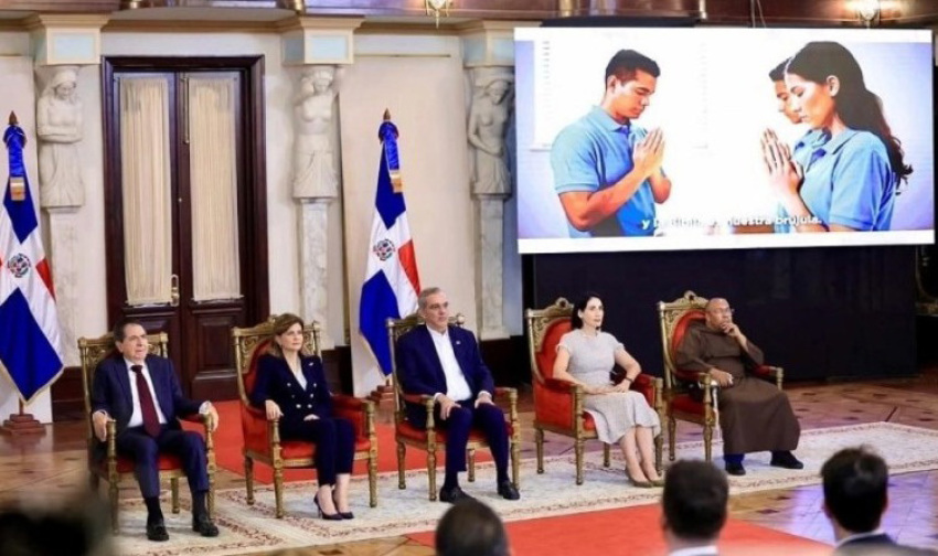 President Luis Abinader led a worship service at the National Palace for Bible Day, accompanied by authorities and Christian leaders. Milcíades Franjul highlighted the transformative power of the Word of God and reaffirmed the government's commitment to the community of faith. 