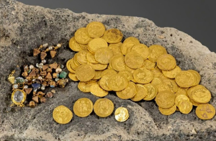 The hoard of gold and jewelry