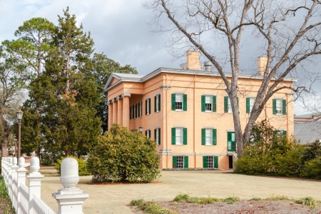 One of the major landmarks in Milledgeville, Georgia, is the Old Governor’s Mansion with its stately Greek Revival architecture. 