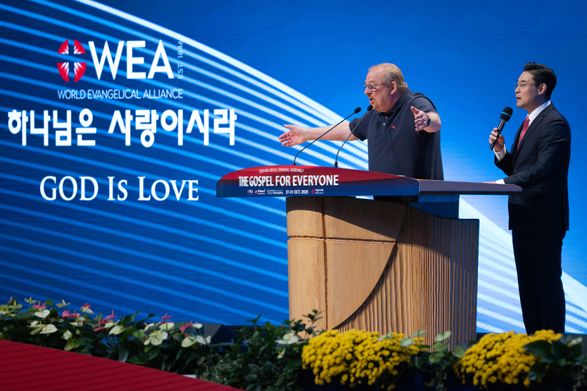 World-renowned pastor, ministry leader, and bestselling autor Rick Warren speaks to thousands gathered on the third evening of the World Evangelical Alliance's 14th General Assembly held at SaRang Church in Seoul, South Korea, on Oct. 29, 2025. Matt Lee, the director of the Master of Divi