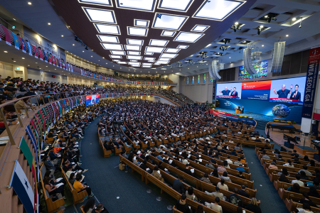 World-renowned pastor and evangelist Rick Warren speaks to thousands gathered on the third evening of the World Evangelical Alliance's 14th General Assembly held at SaRang Church in Seoul, South Korea, on Oct. 29, 2025.