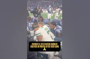 Patriots, Jets players pray together after Thursday Night Football matchup