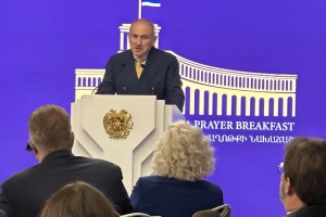 Evangelicals offer praise for Armenia PM after he recites Bible at prayer breakfast amid church tensions