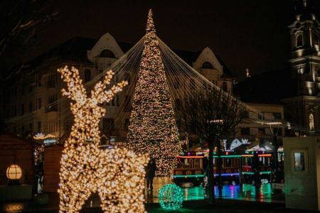 A Christmas tree is lit up in Oradea, România.