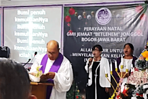 Indonesian church celebrates Christmas despite pressure to cancel service
