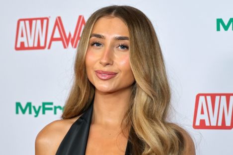 Porn star Lily Phillips gets baptized; questions about her sincerity emerge 