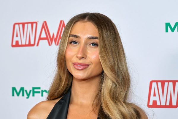 Porn star Lily Phillips gets baptized; questions about her sincerity emerge 