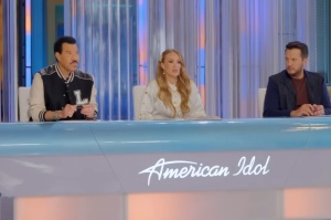 Carrie Underwood wipes away tears over 'American Idol' contestant's faith, postpartum journey