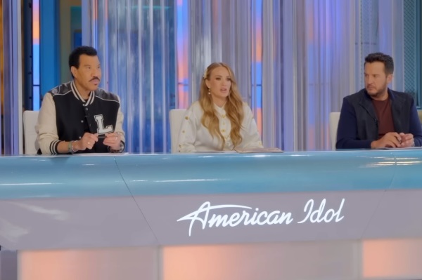 Carrie Underwood wipes away tears over 'American Idol' contestant's faith, postpartum journey