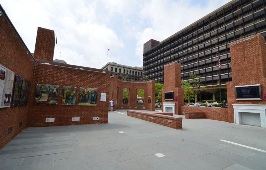 The memorial at the former site of the President's House, Independence National Historical Park in Philadelphia, Pennsylvania. https://en.wikipedia.org/wiki/File:President%27s_House_Philadelphia.jpg