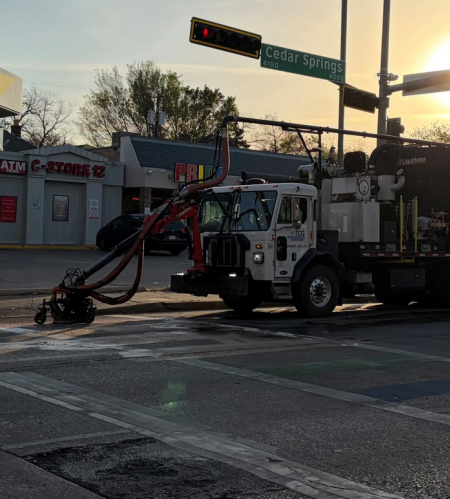 Рабочие демонтируют радужные пешеходные переходы на Сидар-Спрингс в районе Ок-Лоун в Далласе, Техас.