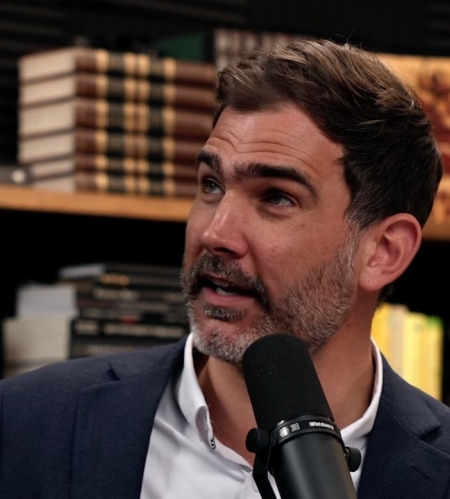 Брукс Поттайгер, пастор паомнической реформатской общины на холме в Гудлеттсвилле, Теннесси, беседует с ведущим подкаста Джошуа Хеймсом в эпизоде подкаста 'Реформация красной таблетки', который вышел в эфир 16 марта 2026 года.