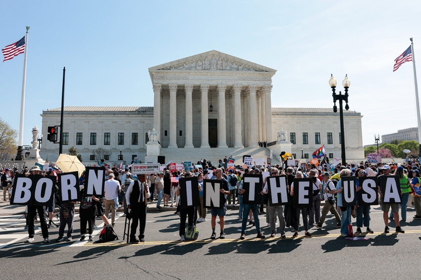 Manifestantes manifestam-se em apoio à cidadania por nascença fora do Supremo Tribunal dos EUA, enquanto o Presidente Donald Trump assiste às alegações orais em Washington, DC, no dia 1 de abril de 2026. O Presidente Donald Trump assiste pessoalmente enquanto o Supremo Tribunal ouve um caso histórico que avalia a constitucionalidade da sua controversa tentativa de acabar com a cidadania por nascença.