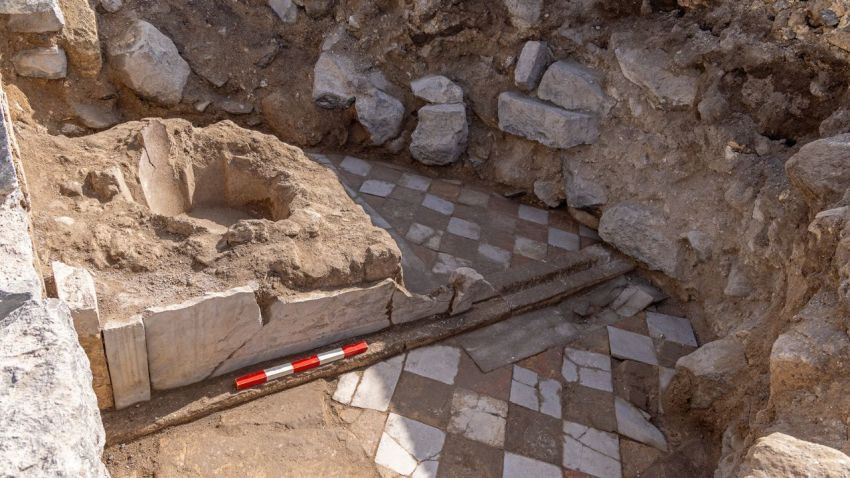 The photisterion and the baptismal font in its corner, faced with decorated marble slabs with an inlaid marble floor.