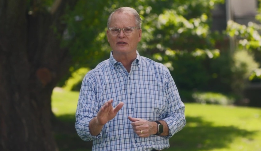Adam Hamilton, autor e pastor da Igreja da Ressurreição de Leawood, Kansas, falando em um anúncio de campanha para o Senado divulgado na quarta-feira, 1º de julho de 2026. 