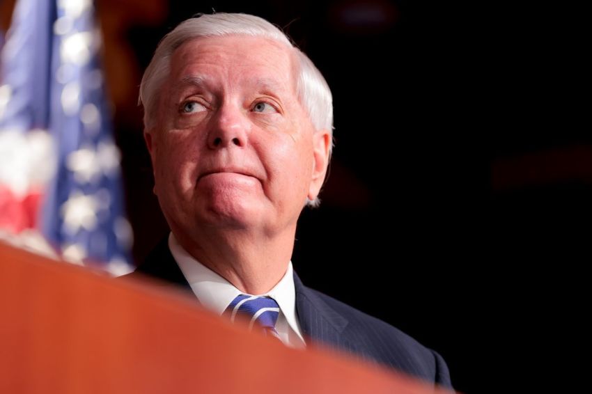 A senadora dos EUA Lindsey Graham, RS.C., observa durante uma conferência de imprensa no Capitólio dos EUA em 27 de abril de 2026, em Washington, DC 