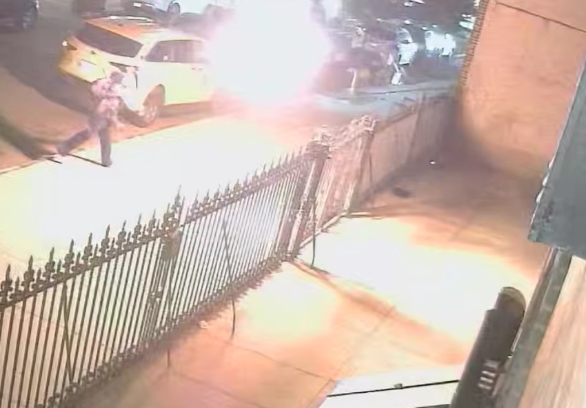 Imagens de vigilância mostram um indivíduo jogando um coquetel molotov em uma igreja batista no Queens, Nova York, na noite de quarta-feira, 8 de julho de 2026.