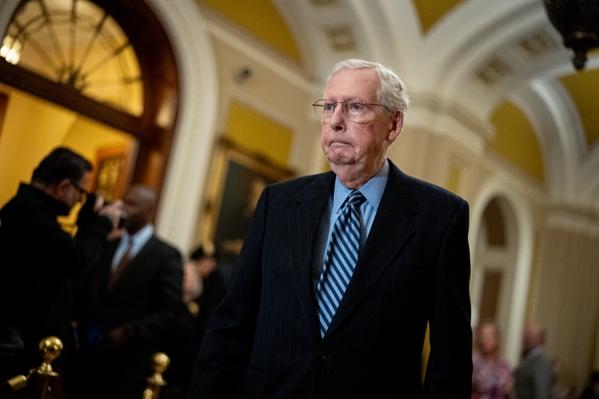 O líder da minoria no Senado dos EUA, Mitch McConnell, R-Ky., chega para uma entrevista coletiva após o almoço semanal de política republicana do Senado no Capitólio dos EUA em 19 de novembro de 2024, em Washington, DC Durante a coletiva de imprensa, os republicanos do Senado discutiram o desejo do presidente eleito dos EUA, Donald Trump, de nomeações para o recesso, se o congresso aprovará uma resolução contínua ou um projeto de lei geral no final do ano, e outros tópicos.