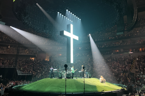 Forrest Frank, JP Pokluda lead salvation call before 20,000: 'Jesus died for all of your sins'