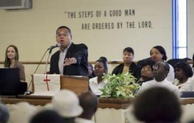 Keith Ellison, Democratic candidate for Congress, encourages parishioners to vote during a brief visit to the Greater Friendship Missionary Baptist Church in Minneapolis November 5, 2006. If elected during the U.S. midterm elections, Ellison, 43, will become the first Muslim in Congress as well as the first black representative from Minnesota.