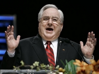 The Rev. Jerry Falwell speaks at the SBC Pastors’ Conference on in a June 20, 2005 file photo in Nashville, Tenn. A Liberty University executive says the Rev. Jerry Falwell has died. 
