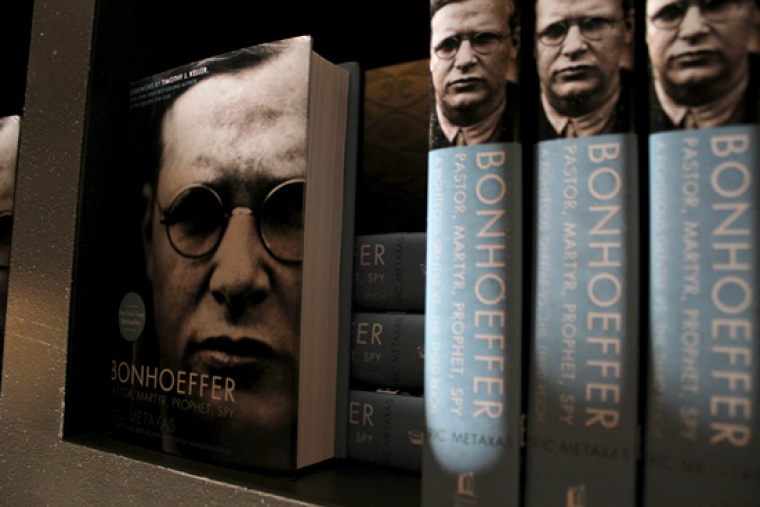 एरिक मेटाक्सस की जीवनी, बोन्होफ़र: पादरी, शहीद, पैगंबर, जासूस, गुरुवार, 12 मई, 2011 को वाशिंगटन, डीसी में बेकेट फंड द्वारा आयोजित कैंटरबरी मेडल डिनर में प्रदर्शित की गई, मेटाक्सस को इस वर्ष के पदक प्राप्तकर्ता के रूप में सम्मानित किया गया। धार्मिक स्वतंत्रता की रक्षा में साहस का.