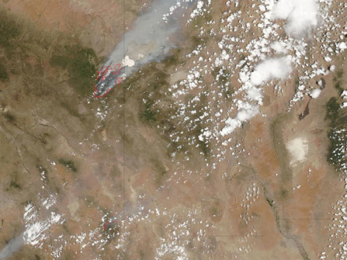Satellite images taken from NASA show the streaming smoke from the Wallow North fire and a much less visible Horseshoe Two fire. The red outline represents high-temperature surfaces which in this case represents the lining of the forest fires.