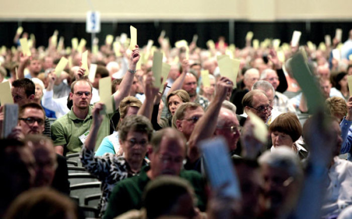 Messengers to the Southern Baptist Convention Annual Meeting June 14-15 in Phoenix, Ariz., vote during the SBC Executive Committee report in the morning session June 14 at the Phoenix Convention Center. More than 4,700 messengers registered for the 158th annual meeting.