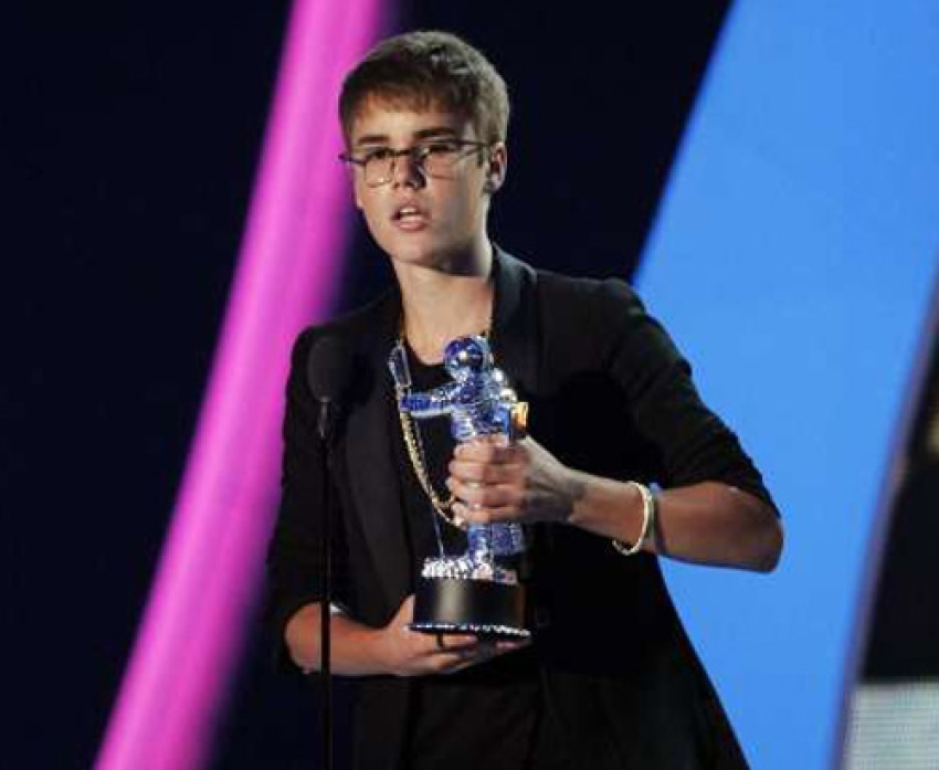 Singer Justin Bieber accepts the award for best male video for "U Smile" at the 2011 MTV Video Music Awards in Los Angeles, August 28, 2011.