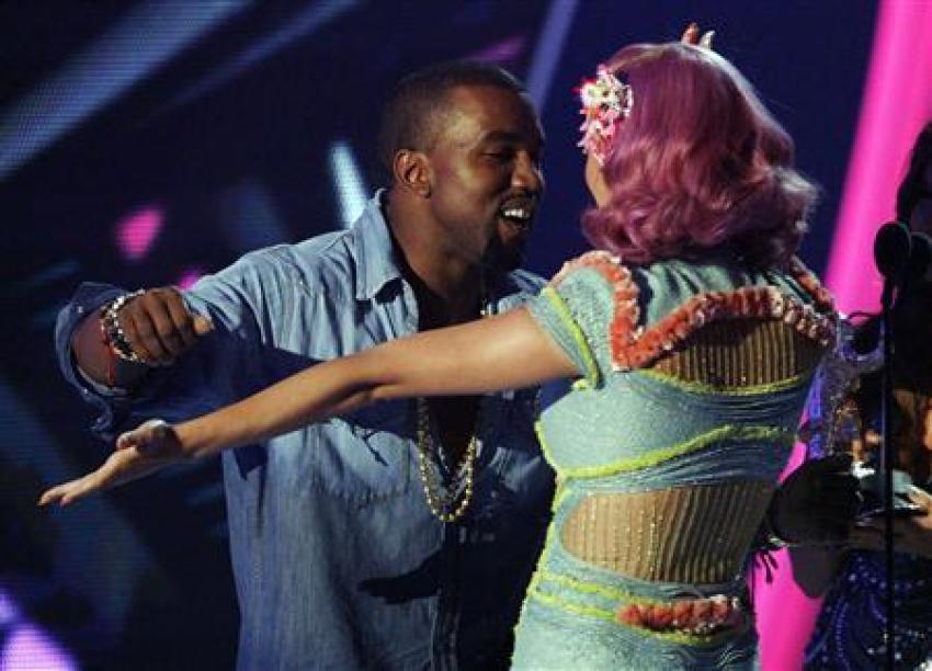 Kanye West and Katy Perry embrace as they accept the award for best collaboration for "E.T." at the 2011 MTV Video Music Awards in Los Angeles, August 28, 2011.