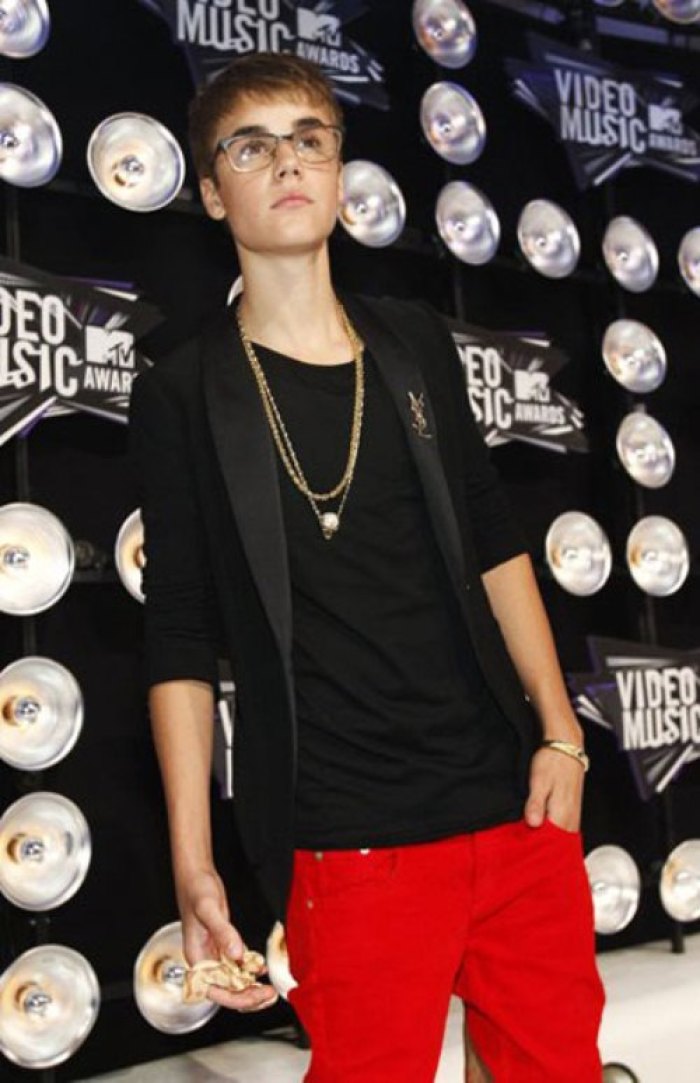 Singer Justin Bieber arrives at the 2011 MTV Video Music Awards in Los Angeles, August 28, 2011.