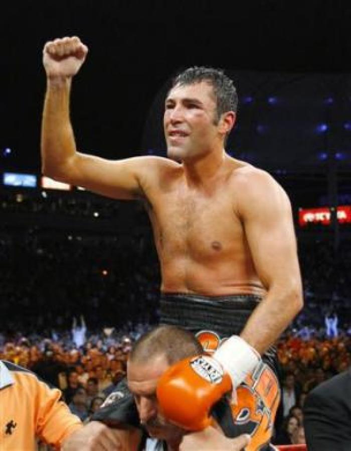 Oscar De La Hoya, celebrating his unanimous decision victory over Steve Forbes on May 3 in 2008.