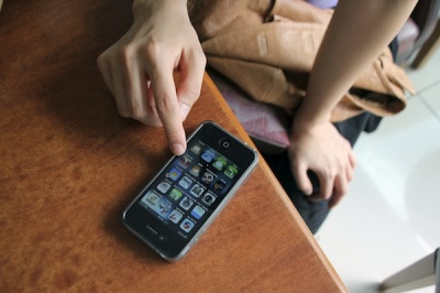 Traveller Sul-hee Kim, 25, of Seoul, looks for applications on her iPhone 4G at a restaurant in the Sultanhamet area of Istanbul, Turkey, in this September 30, 2010 file photo.