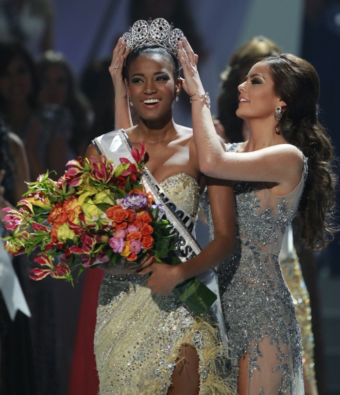 Miss Angola Leila Lopes is crowned by Miss Universe 2010 Ximena Navarrete of Mexico after being named Miss Universe 2011 during the Miss Universe pageant in Sao Paulo September 12, 2011.